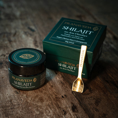 Shilajit Harz mit goldenem Löffel